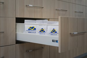 Medicijnen in de kast bij de Verenigde Apotheken in Limburg.
