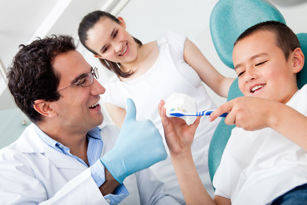 tandarts helpt kind tandenpoetsen