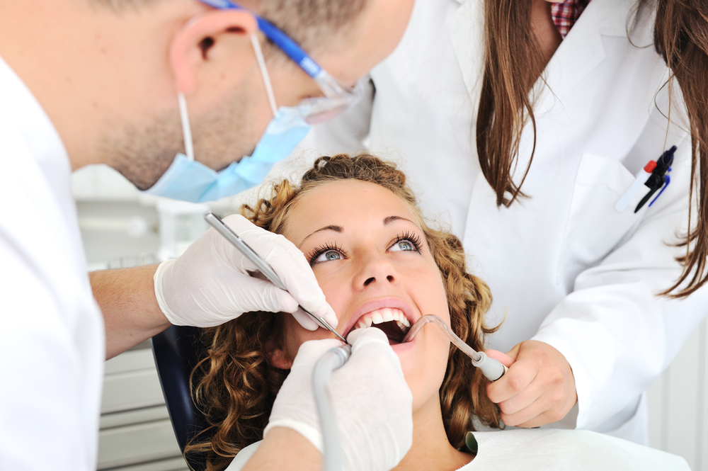 tandarts voert controle uit