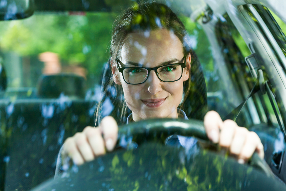 vrouw rijdt naar het werk in een auto